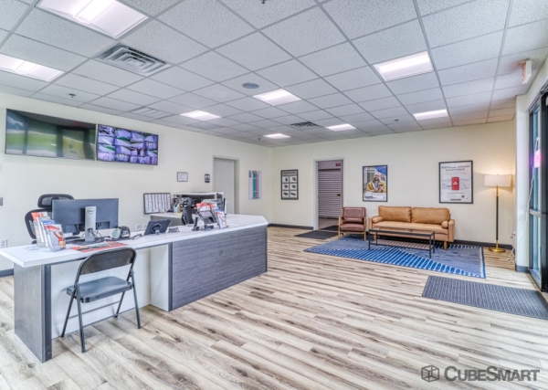 Facility photo: //images.sparefoot.com/medium/231211693a834088a79.jpg