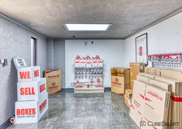 Facility photo: //images.sparefoot.com/medium/231218686f95ed8c56b.jpg