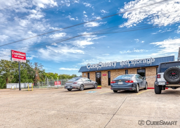 Facility photo: //images.sparefoot.com/medium/2312186890759163425.jpg