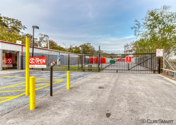 Facility photo: //images.sparefoot.com/medium/231219686f95f980410.jpg