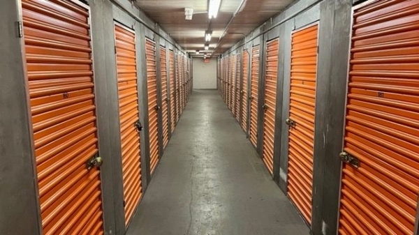 Facility photo: //images.sparefoot.com/medium/23124969ecad7337dd8.jpg