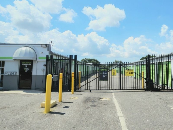Facility photo: //images.sparefoot.com/medium/231264685ab418e3a94.jpg