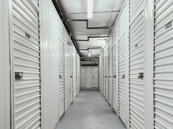 Facility photo: //images.sparefoot.com/medium/231264685ab41b3453f.jpg