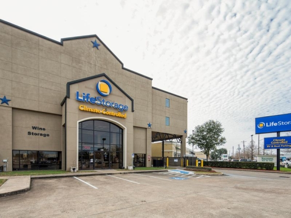 Storage Units at Extra Space Storage - 3190 - Houston - Bissonnet St - 5415 Bissonnet Street