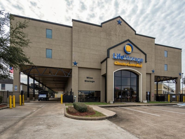 Storage Units at Extra Space Storage - 3190 - Houston - Bissonnet St - 5415 Bissonnet Street