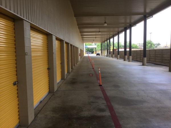 Storage Units at Extra Space Storage - 3190 - Houston - Bissonnet St - 5415 Bissonnet Street