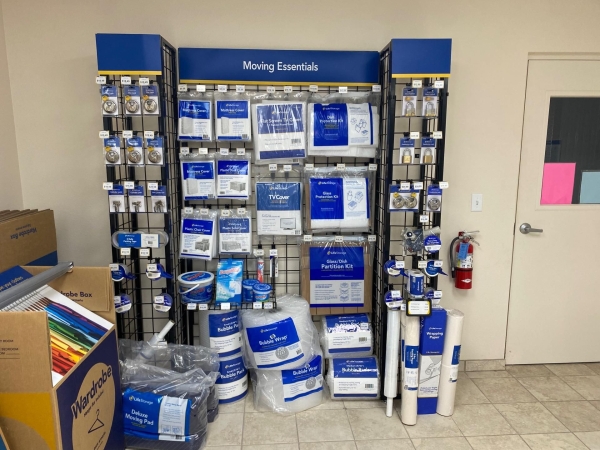 Facility photo: //images.sparefoot.com/medium/23133169942f1f64db8.jpg