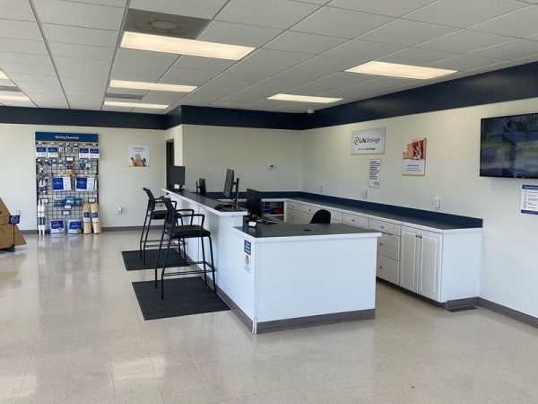 Storage Units at Extra Space Storage - 3268 - Montgomery - McLemore Dr. - 1925 Mclemore Drive