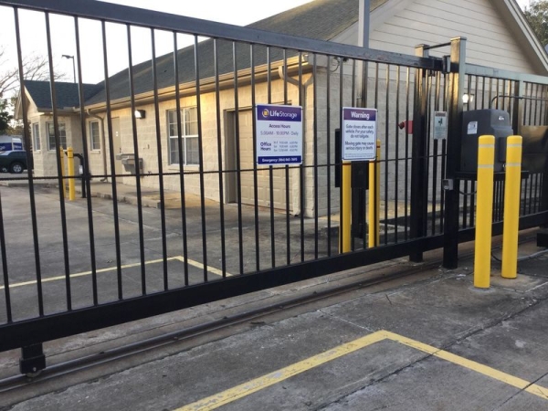 Storage Units at Extra Space Storage - 3288 - Houston - 7610 Highway 6 - 7550 Highway 6 North