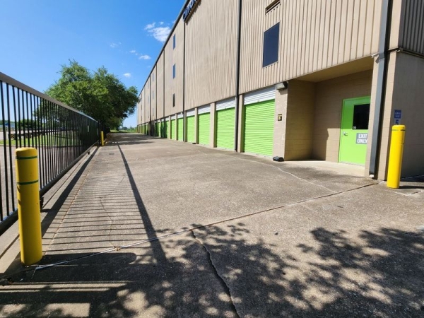Storage Units at Extra Space Storage - 3294 - Houston - Sam Houston Pkwy - 7835 West Sam Houston Parkway North