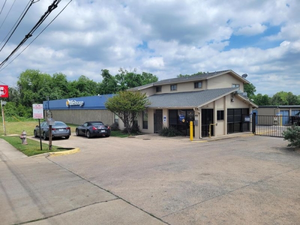 Storage Units at Extra Space Storage - 3295 - Austin - Pond Springs Road - 12835 Pond Springs road