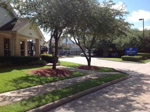 Storage Units at Extra Space Storage - 3297 - Houston - Silverado Drive - 1435 Silverado Drive