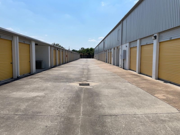 Storage Units at Extra Space Storage - 3297 - Houston - Silverado Drive - 1435 Silverado Drive