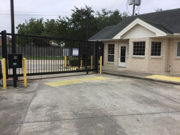 Storage Units at Extra Space Storage - 3297 - Houston - Silverado Drive - 1435 Silverado Drive