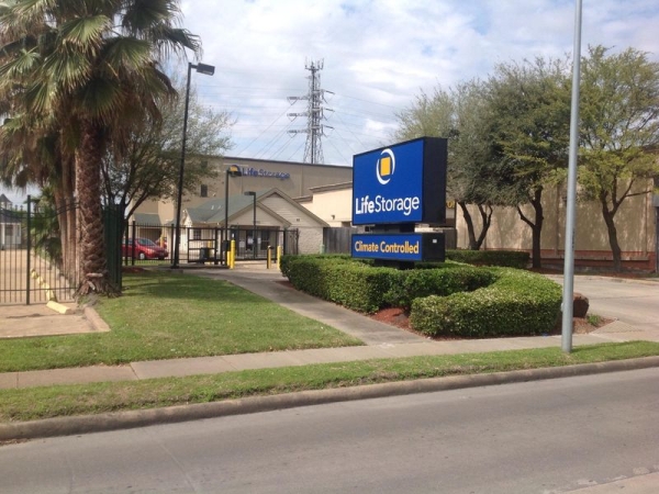 Storage Units at Extra Space Storage - 3299 - Houston - Wilcrest Drive - 2010 Wilcrest Drive