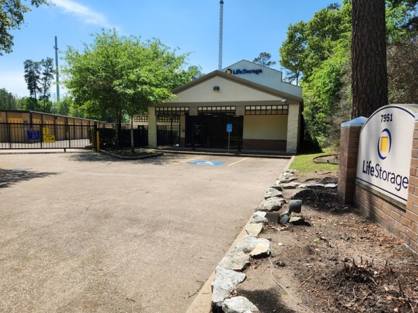 Storage Units at Extra Space Storage - 3301 - The Woodlands - Alden Bend Dr - 7951 Alden Bend Drive