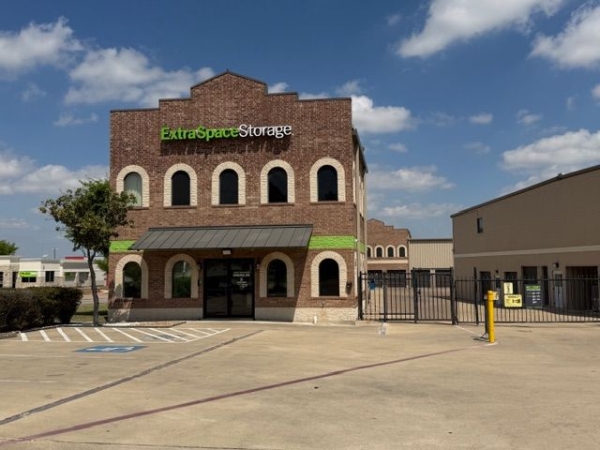 Storage Units at Extra Space Storage - 3332 - Round Rock - Double Creek Dr - 2101 Double Creek Drive