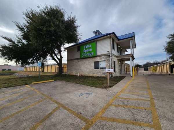 Facility photo: //images.sparefoot.com/medium/2314116852df2ac0313.jpg