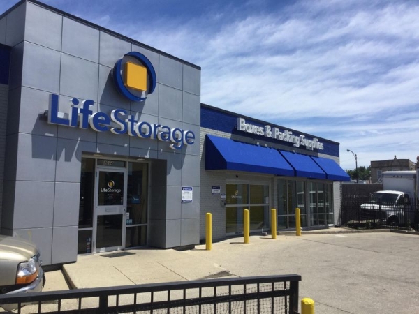 Storage Units at Extra Space Storage - 3447 - Chicago - Grand Ave. - 4014 West Grand Avenue