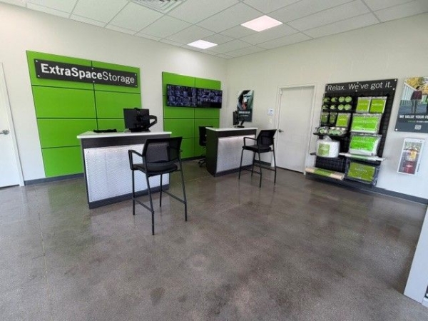 Facility photo: //images.sparefoot.com/medium/2314536a352f944fe3b.jpg