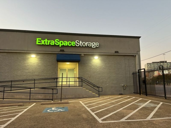 Facility photo: //images.sparefoot.com/medium/231473685bfb45244b0.jpg