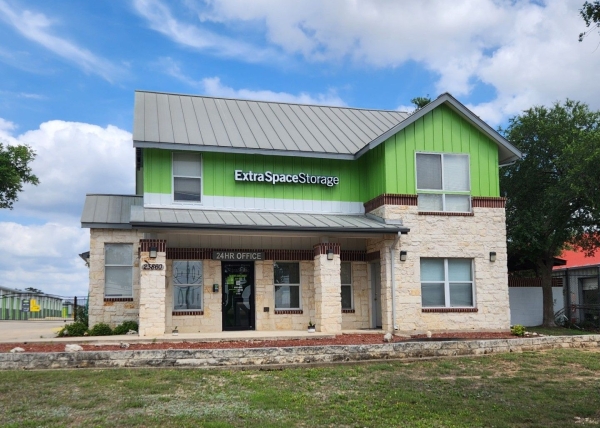 Facility photo: //images.sparefoot.com/medium/23147769e8b9b2d1c54.jpg