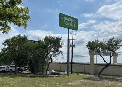 Facility photo: //images.sparefoot.com/medium/23147769e8b9b71cf04.jpg