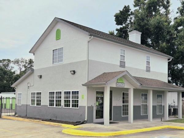 Storage Units at Extra Space Storage - 3566 - Tampa - 1792 Hillsborough Ave - 1792 West Hillsborough Avenue