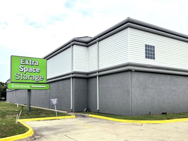 Storage Units at Extra Space Storage - 3566 - Tampa - 1792 Hillsborough Ave - 1792 West Hillsborough Avenue