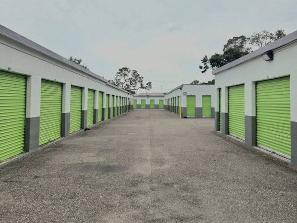 Storage Units at Extra Space Storage - 3566 - Tampa - 1792 Hillsborough Ave - 1792 West Hillsborough Avenue