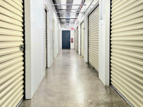 Storage Units at Extra Space Storage - 3566 - Tampa - 1792 Hillsborough Ave - 1792 West Hillsborough Avenue