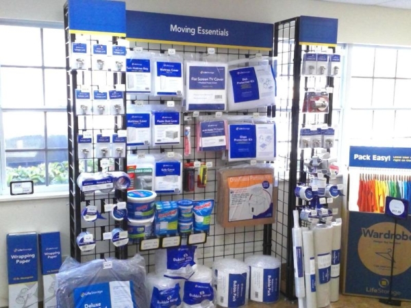 Storage Units at Extra Space Storage - 3566 - Tampa - 1792 Hillsborough Ave - 1792 West Hillsborough Avenue