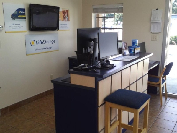 Storage Units at Extra Space Storage - 3566 - Tampa - 1792 Hillsborough Ave - 1792 West Hillsborough Avenue