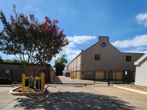 Storage Units at Extra Space Storage - 3767 - Dallas - Milton St - 5720 Milton Street