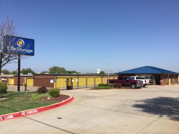 Storage Units at Extra Space Storage - 3792 - Plano - Plano Pkwy - 4005 West Plano Parkway