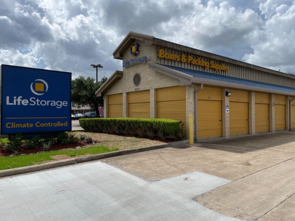 Storage Units at Extra Space Storage - 3847 - Houston - Westheimer Road - 12711 Westheimer Road