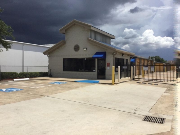 Storage Units at Extra Space Storage - 3847 - Houston - Westheimer Road - 12711 Westheimer Road