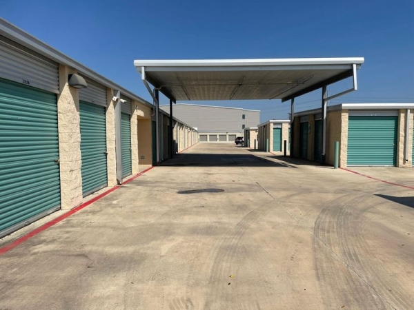 Facility photo: //images.sparefoot.com/medium/2316326904ef3961d3e.jpg