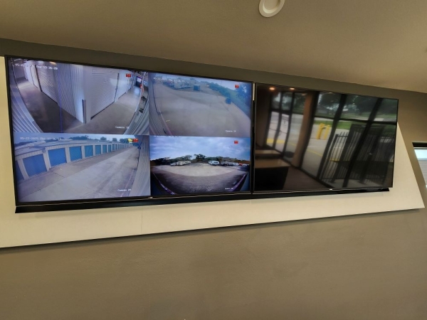 Facility photo: //images.sparefoot.com/medium/23163369943060cc14b.jpg