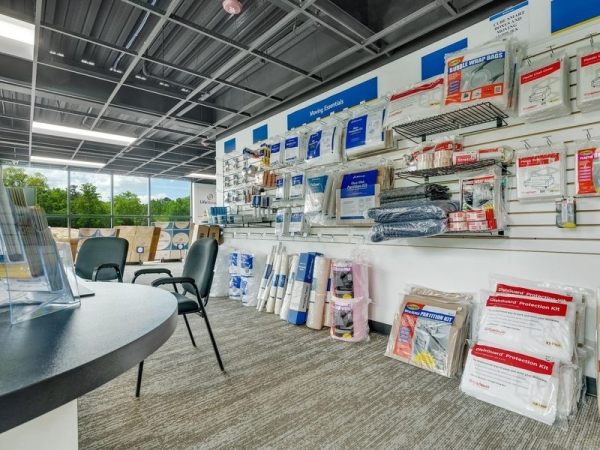 Facility photo: //images.sparefoot.com/medium/23164264d5311eec8bd.jpg