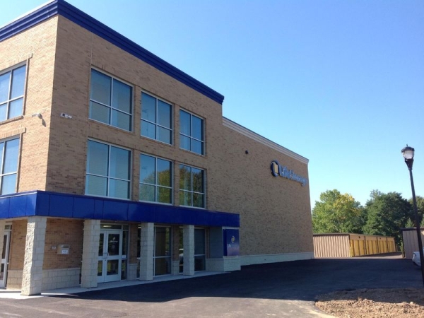 Facility photo: //images.sparefoot.com/medium/23165664d531c053fb4.jpg