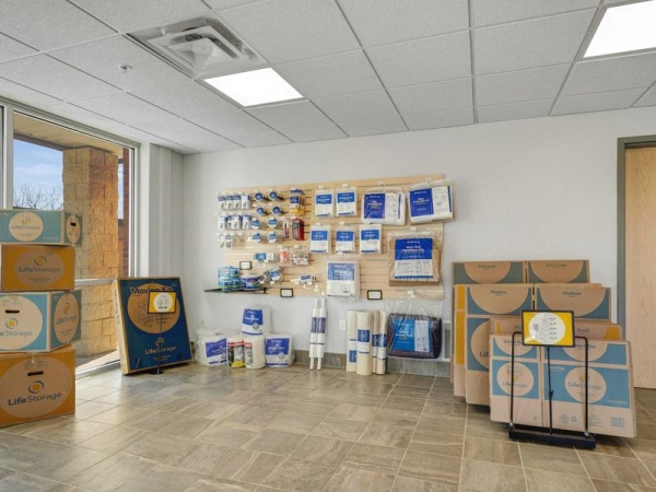 Facility photo: //images.sparefoot.com/medium/23165664d531c346993.jpg