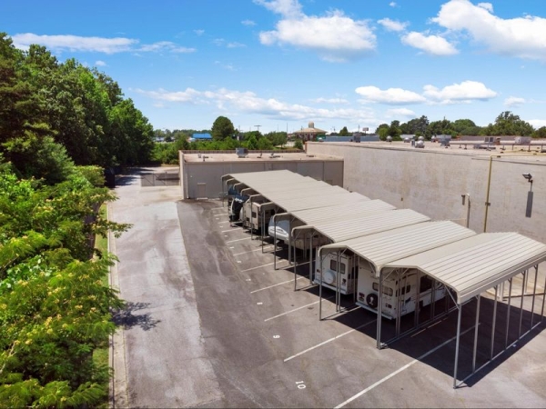 Facility photo: //images.sparefoot.com/medium/23167364d53282c9924.jpg