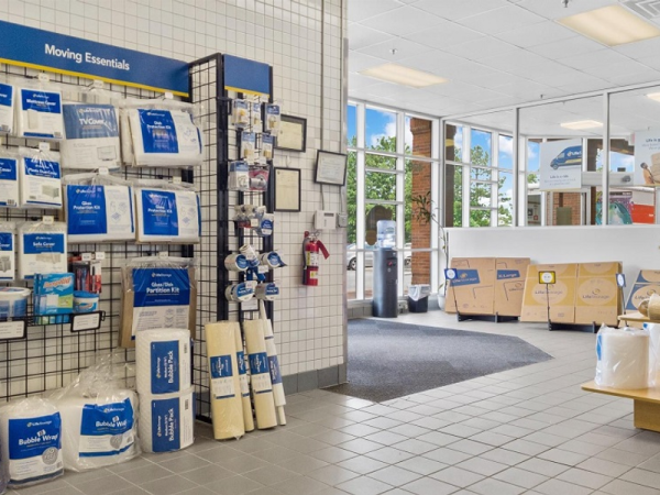 Facility photo: //images.sparefoot.com/medium/23167364f90e1934ff9.jpg