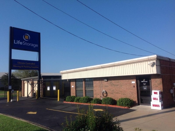 Facility photo: //images.sparefoot.com/medium/23168064d532bc73707.jpg