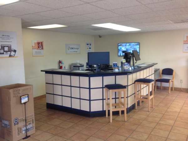 Facility photo: //images.sparefoot.com/medium/23168064d532c2c6a6b.jpg