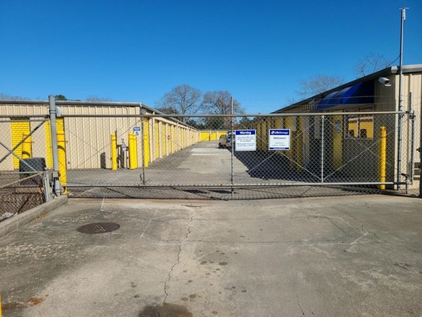 Facility photo: //images.sparefoot.com/medium/23169364d533508d5d0.jpg