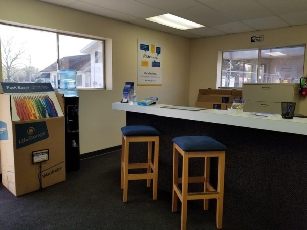 Facility photo: //images.sparefoot.com/medium/23169364d53351dbb27.jpg