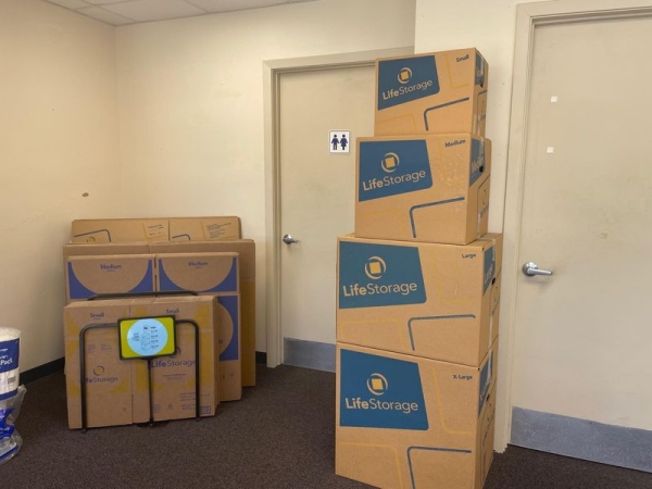Facility photo: //images.sparefoot.com/medium/23169464d5335b087e1.jpg