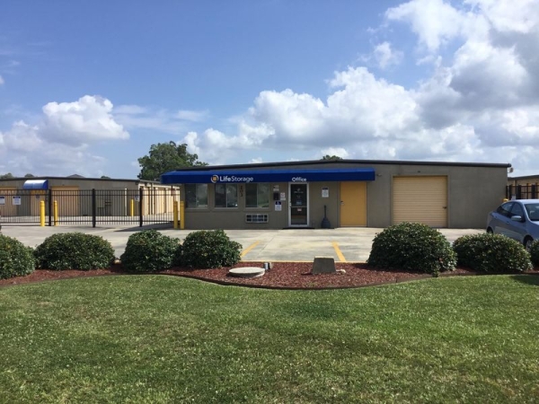 Facility photo: //images.sparefoot.com/medium/23169564d5336042890.jpg